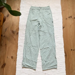 Gröna rutiga byxor  - Gröna och vita rutiga byxor från ASOS. Endast använda 1 gång, nyskick.  