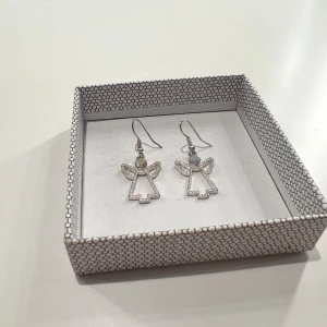 Ängelörhängen - Super söta silver örhängen, nästan aldrig använda och därför inga defekter.