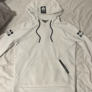 Sailracing hoodie - Säljer eftersom att den inte kommer till andvändning Ny pris 1200kr Xs Pris kan diskuteras