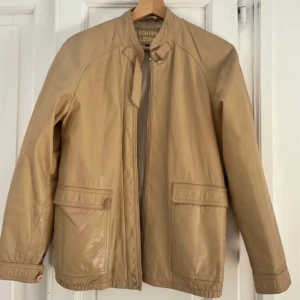 Läderjacka beige - Läderjacka/skinnjacka  Köpt second hand så vissa naturliga tecken på användning finns men i mycket bra second hand skick