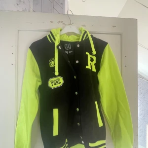 Tjockare tröja  - Ok skick vad jag ser priset är absolut diskuterbart och har du några funderingar så tvecka inte på att höra av dig 🥰