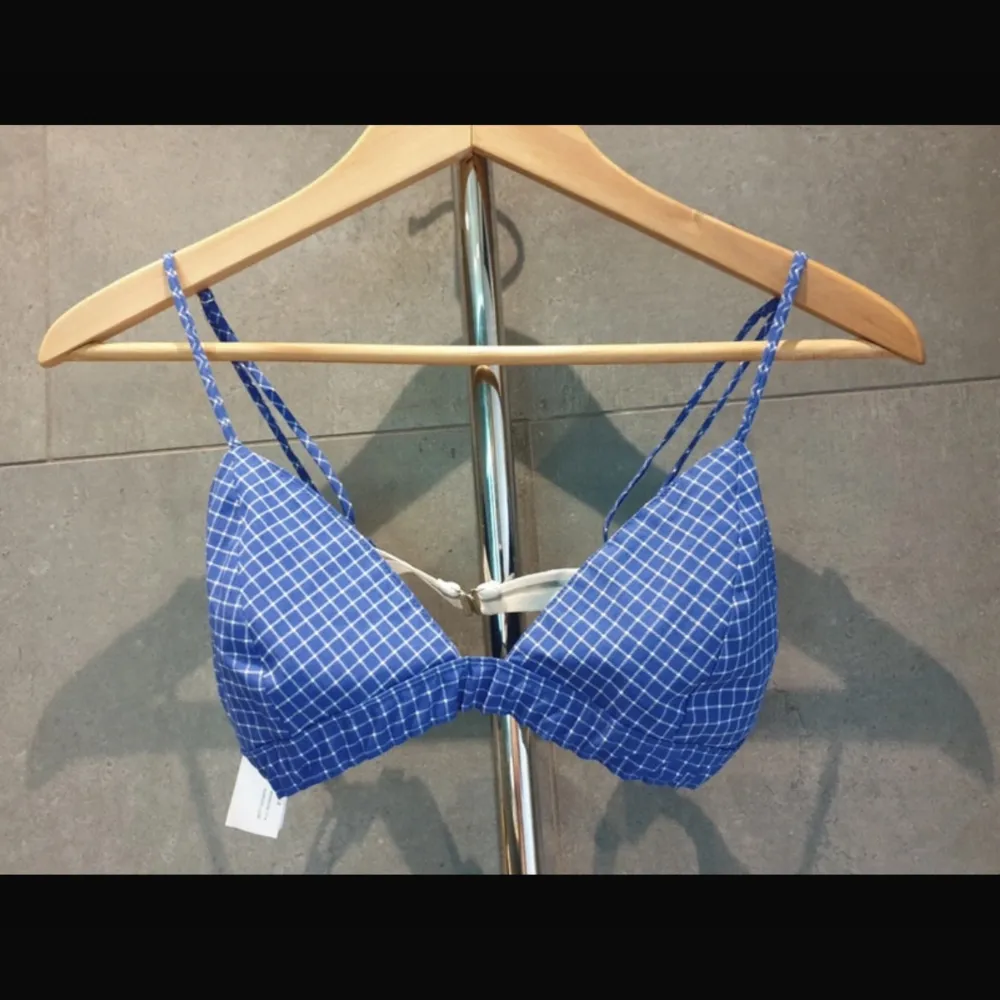 Storlek M men liten i storleken så mer S- XS. går till M men det blir lite tajtare passform! (Inte obekvämt dock) Zara Bralette vit blå rutigt mönster! Fint att ha till stranden under en skjorta :) Knappt använd, frågor? Kom DM!  . Toppar.