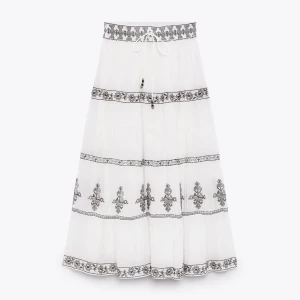 Långkjol från zara  - Säljer denna superfina långkjol från zara 🤍🤍 sparsamt använd 