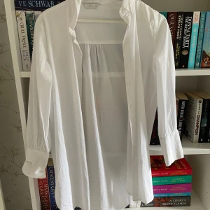 Skjorta - Så fin oversize poplin skjorta i storlek XS. Endast använd en gång & i nyskick! Perfekt att ha över toppar eller klänningar under sommaren🤍