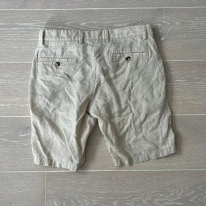 Linne shorts - Säljer mina linne shorts från Mango Använda fåtal gånger och är i nyskick  Köpta för 599kr