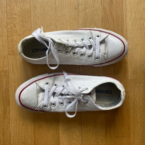 Converse 39 - Vita converse i stl 39. Skorna är mycket använda därför är de i ok skick. 🩷