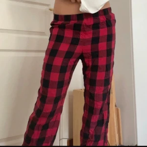 Rutiga mjukisbyxor - Rutiga byxor i bra kvalitet 👌