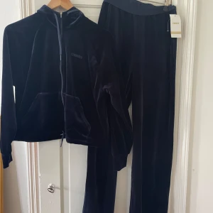 Mjukisset från stronger - Mörkblått mjukisset från stronger i velour. Hoodien är använd få gånger och byxorna är aldrig använda med lappen kvar. Ursprungligt pris 1500kr för hela setet. 