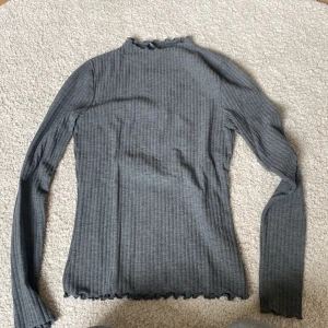 Tajt grå tröja  - Säljer för liten tröja från only. Använd fåtal gånger och som ny. Mjuk och tunt material och lite  hög i halsen