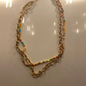 Guld halsband  - Guld halsband från hm, helt ny. Kedjorna sitter ihop.