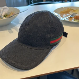 Gucci keps - Säljer min Gucci keps då den inte är till användning längre fått den i present av morfar. Storlek M