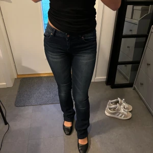 Mörkblå jeans  - Super snygga mörkblå lågmidjade jeans med fin passform, säljer dem då de tyvärr blivit för små! 