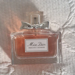 Miss dior absolutely blooming 100ml - Tröttnade på den här. Jag har inte förpackningen 