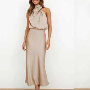 Beige cocktailklänning 2XL - En beige cocktailklänning som passar perfekt i sommarvärmen. Klänningen är i storlek 2XL och är helt ny samt oanvänd. 