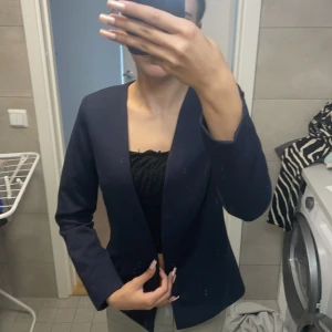 Kavaj jacka  - En snygg mörk blå kavaj. Som man kan ha tillexemple över klänningar!