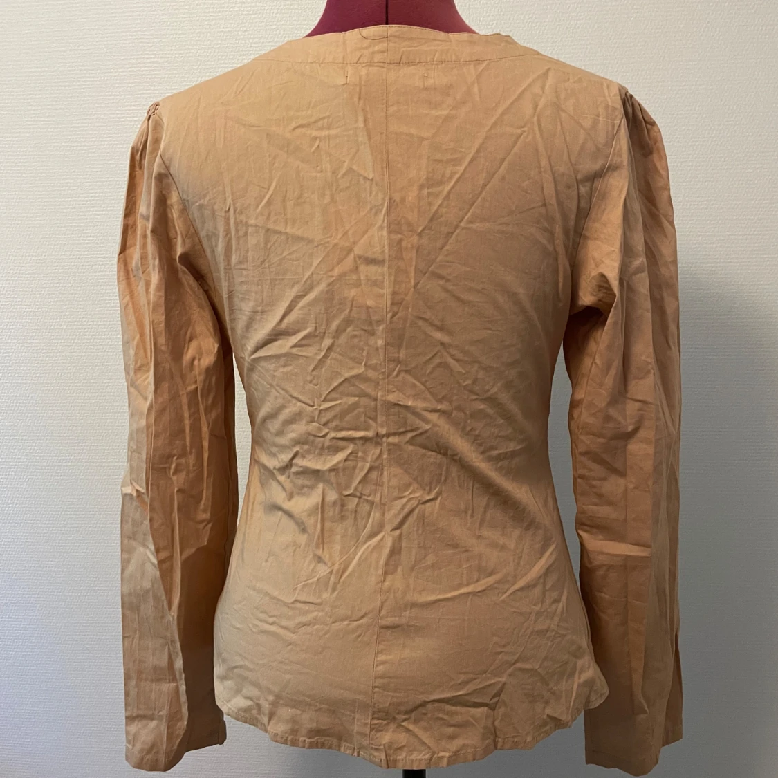 Beige blus med knappar - 90