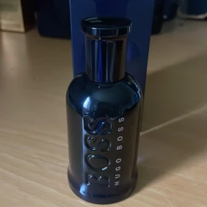 Hugo Boss Bottled Night - Hugo Boss Bottled night EDT. 100 ml, använd ett fåtal gånger men nästan full. Ordinarie pris ungefär 1000kr, säljer denna för 650 kr. 