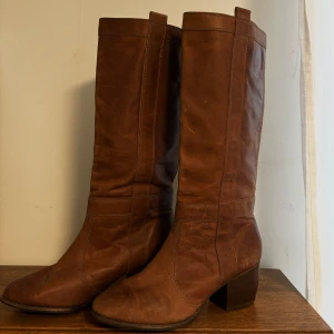 Boots - Storlek 36! Jätte sköna att gå i då de är lite ”fodrade” nere vid foten.☀️ köpt för 1000kr