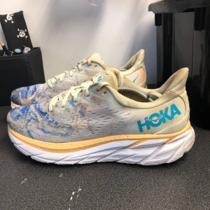 Hoka Clinton 8 - Bra skor och jätte sköna liten smuts fläck på tungan som ni ser på sista bilden:) 200kr