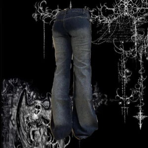 low waist flared jeans - snygga low waist jeans utan fickor!! köpta här på plick men kommer inte till användning, älskar dom tho 🙏❤️ obs det syns inte i bilden eftersom den är från ett tag sen men det är slitet vid hälarna på byxorna då de är för långa på mig :( midja: 36