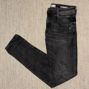 Mörkgrå Replay Anbass Jeans - Mörkgrå jeans från Replay | Storlek: 32/34 - Modell: Replay Anbass slim fit - Skicket på jeansen är väldigt bra utan några defekter alls (nyligen köpta) - Pris: 899kr - Nypris: 1800kr - Skriv vid funderingar!