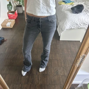 Gråa jeans  - Jätte fina gråa utsvängda jeans från junkyard❤️ 