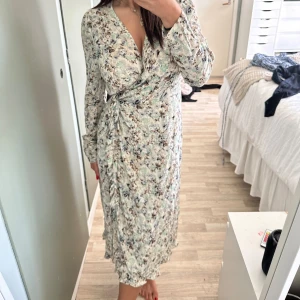 Lång omlottklänning - Använd 1 gång