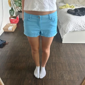 Blåa jeansshorts  - Jätte fina jeansshorts från ginatricot❤️ aldrig använda❤️