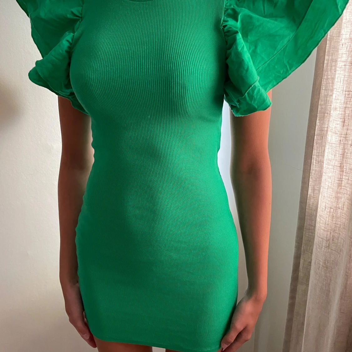 Grön kläning med piffig volang ärm - 90