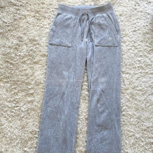 Juicy Couture Byxor Grå  - Juicy Couture byxor i grå som nästan aldrig är använda 🩶
