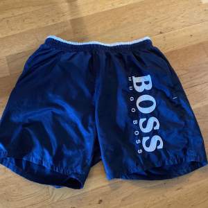 Knappt använda Hugo Boss Bad Shorts som är riktigt snygga och bekväma i storlek XL Men passar som M säljer då de är för små