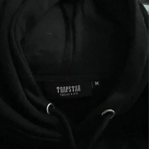 Trapstar hoddie  - Säljer min trapstar hoddie kontakta vid intresse 