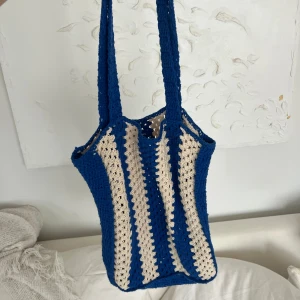 Virkad väska från Mango - Virkad väska från Mango. Använd en gång. Perfekt till sommaren och stranden. 💙