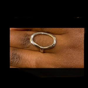 Oval ring - Jätte fin silver ring med en oval cirkel form. Justerbar! Helt ny! KOM MED PRISFÖRSLAG GÄRNA💗