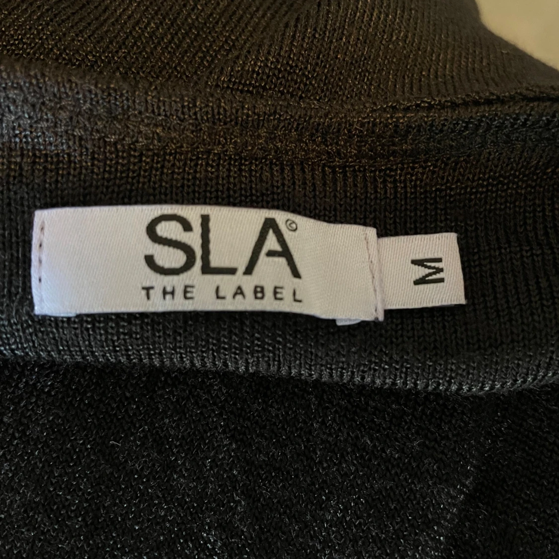 Kort svart klänning med öppen rygg & halterneck - 91