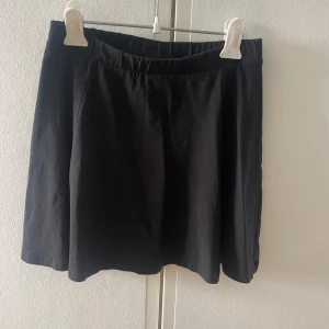 Kjol - Simpel men fin kjol från H&M. Säljer då jag ej använder den. Pris kan diskuteras och skicka om frågor eller fler bilder💖