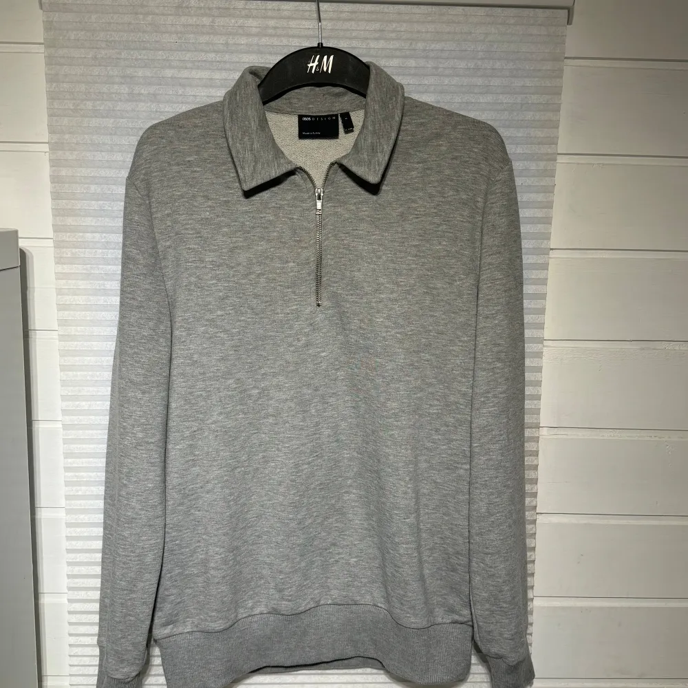 Hej, säljer nu min half zip tröja pga storlek. Den är i storlek S och har inte en ända skada på sig dvs 9-10 skick✅. Hör av dig vid intresse.. Tröjor & Koftor.