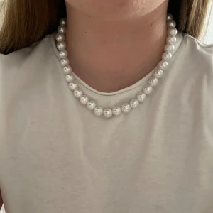 Halsband - Jag säljer detta pärlhalsbandet från H&M som jag har köpt precis, men som jag inte gillade när jag testade det. Det är därför oanvänt.