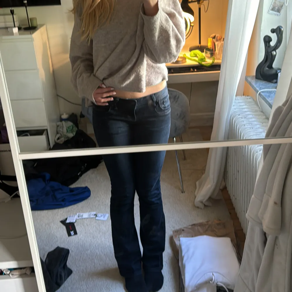 säljer mina mörkblå skitsnygga lågmidjade ltb jeans i storlek W26 L34 då de inte kommer till användning längre. Jättebra kvalite o sparsamt använda, inga defekter. Hör av er vid frågor!!. Jeans & Byxor.