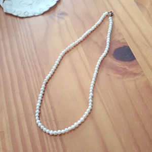 Pärlcollier med vita pärlor 42 cm. - Fint litet pärlcollier med vita pärlor 42 cm.