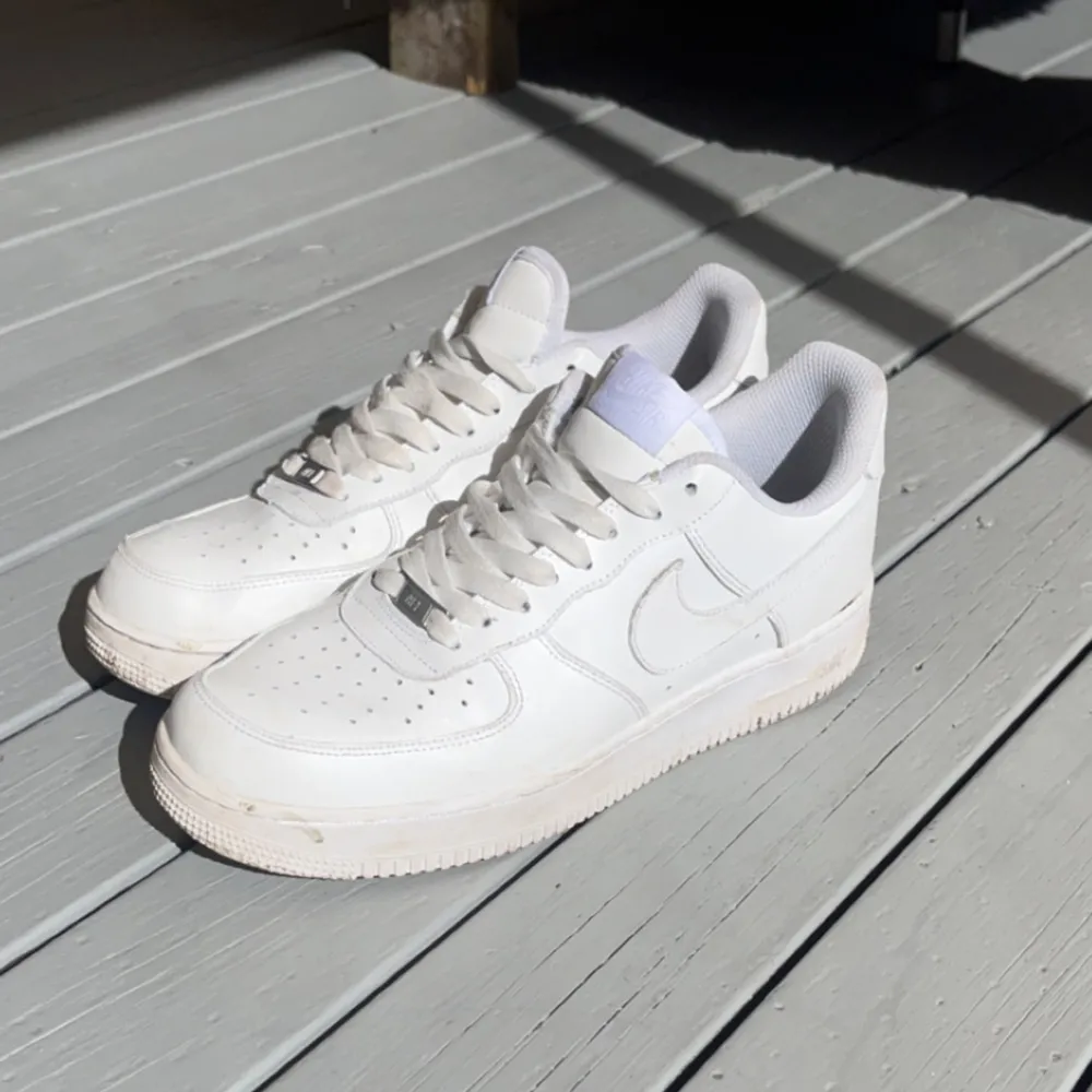 Nike Air Force 1 i storlek 44 Lite smutsiga men inget som inte går att ta bort med hjälp av en snabb rengöring. Skor.