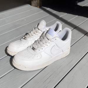 Nike Air Force 1 i storlek 44 Lite smutsiga men inget som inte går att ta bort med hjälp av en snabb rengöring