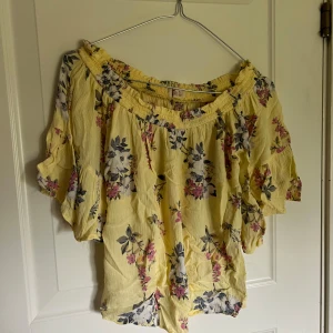 Off schoulder tröja  - Fin gul Off schoulder tröja💛