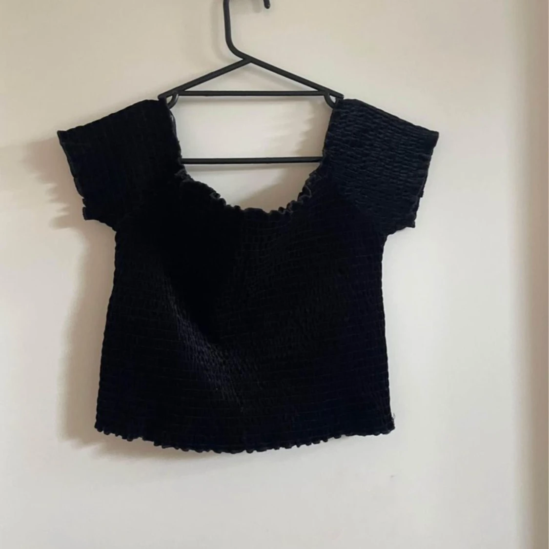 Croppad offshoulder top