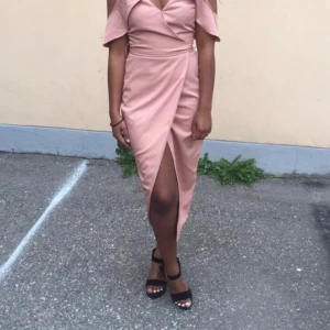 Festklänning  - Säljer denna fina rosa klänning som passar bra till fest eller om vill vara extra fin på sin vardag. Används endast 2 gånger säljes på grund av att det är för lite för mig. Jätte bra skick. 