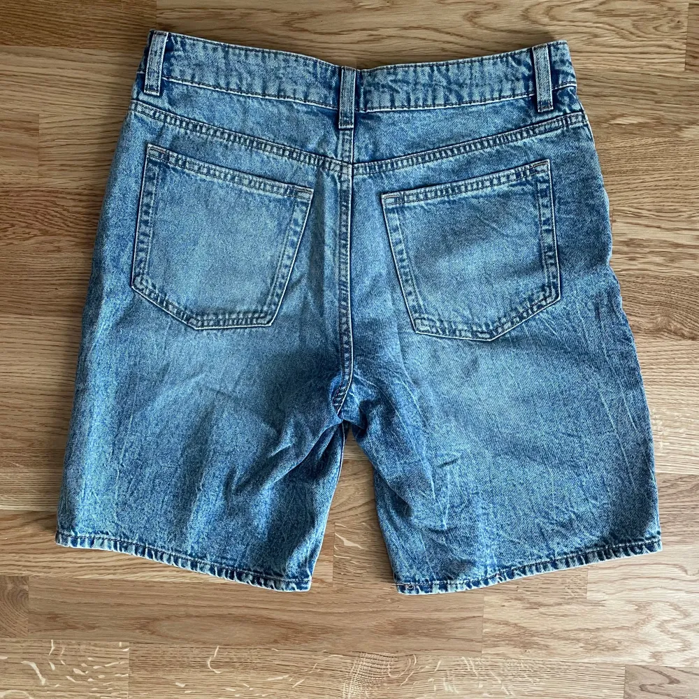 Mellanblå jeansshorts. Använda fåtal gånger. . Shorts.