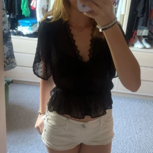 Zara topp - Lägger upp denna igen då storlek S är såld 🥰(den är liten i storlek och passar även M och S) Superfin genomskinlig zara topp som funkar både själv eller över tex ett linne😍Inga defekter och priset kan diskuteras vid snabb affär💘