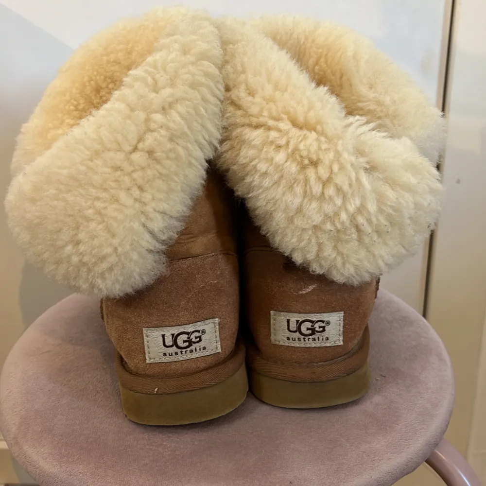 Äkta uggs köpta på Åhléns för ungefär 3 år sedan, sparsamt använda lite fläckiga går säkert att ta bort med Marseille tvål (googla)🩷. Skor.