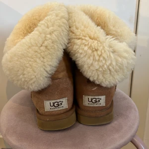 Äkta Uggs  - Äkta uggs köpta på Åhléns för ungefär 3 år sedan, sparsamt använda lite fläckiga går säkert att ta bort med Marseille tvål (googla)🩷
