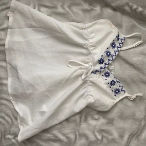 Vit topp - Väldigt snygg topp som inte kommer till användning 